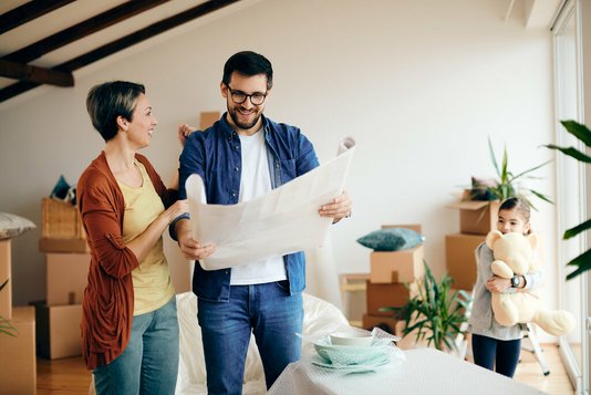 Familie plant ihre Einrichtung